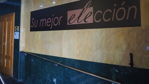 A wall with the text "su mejor elección" in a hotel lobby. - ELE Mirador de Santa Ana (Ávila)