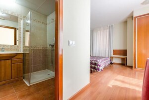 Secador de pelo, bidet, toallas