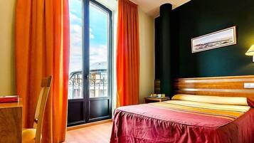 Een kluis op de kamer, een bureau, gratis wifi, beddengoed