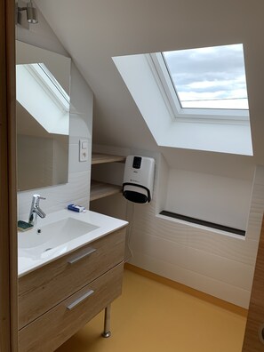 Bathtub, hair dryer, towels