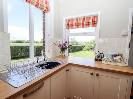 Cottage | Private kitchen | Fridge, dishwasher, electric kettle, toaster