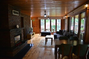 Deluxe-paritalo | Oleskelualue | 90–tuumainen LCD-televisio, jossa satelliittikanavat