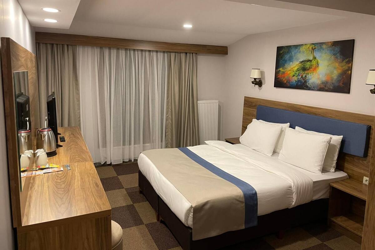 Luxe beddengoed, een gratis minibar, een kluis op de kamer, een bureau