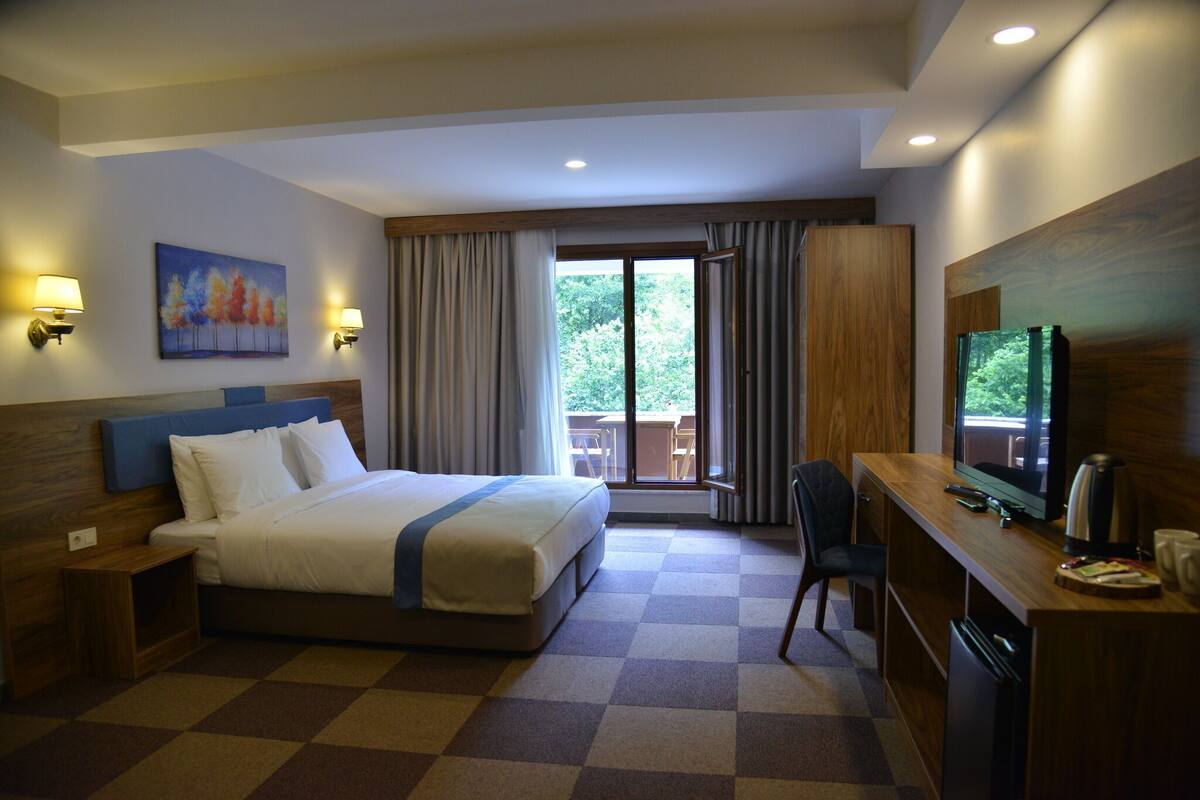 Luxe beddengoed, een gratis minibar, een kluis op de kamer, een bureau