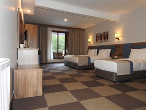 Deluxe kamer | Luxe beddengoed, een gratis minibar, een kluis op de kamer