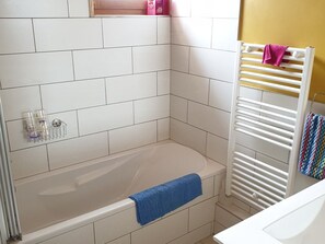 Bathroom - 3-Room Duplex for Rent - At the Slopes - Parking (Saint-Jean-d'Aulps)