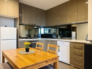 Private kitchen - Cosy Southbank Residences Opposite Woolworth w/ Pool & Gym Facilities (Southbank)