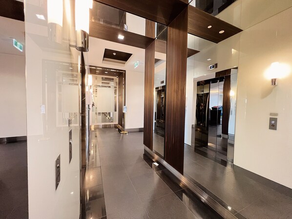 Interior - Cosy Southbank Residences Opposite Woolworth w/ Pool & Gym Facilities (Southbank)