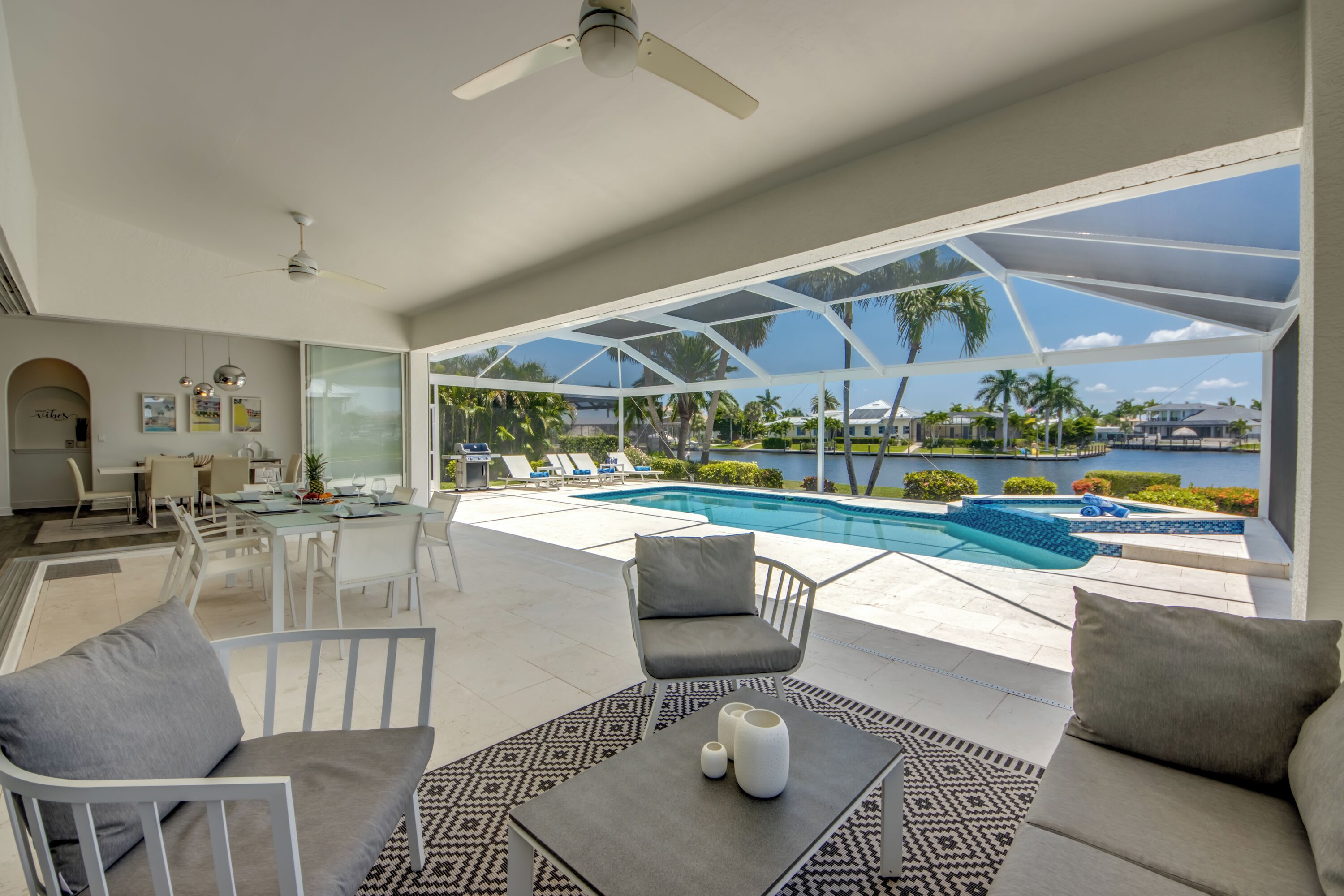 Een buitenzwembad, een verwarmd zwembad