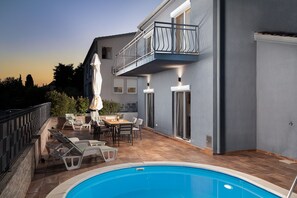 تناول الطعام بالخارج