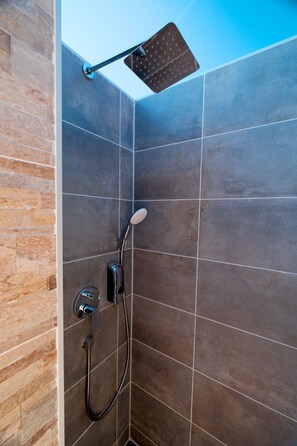 Bathtub, hair dryer, bidet, towels - Villa Papillon – lovingly furnished & superbly equipped vacation oasis with pool (Pula)