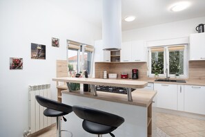 ثلاجة، ميكروويف، فرن، موقد طهي مسطح