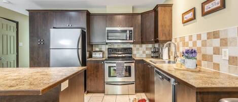 Kylskåp, mikrovågsugn, ugn och spishäll