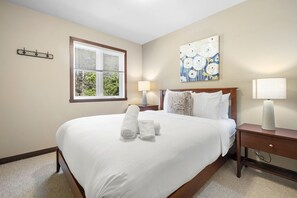 4 bedrooms, desk, iron/ironing board, free WiFi - Townhouse with Free Shuttle to Tremblant Resort (Mont-Tremblant)