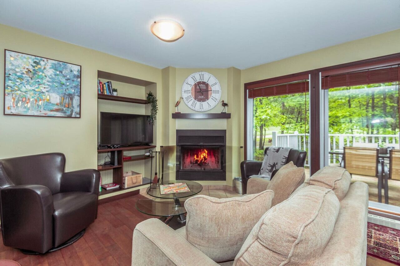 Una televisión, una chimenea