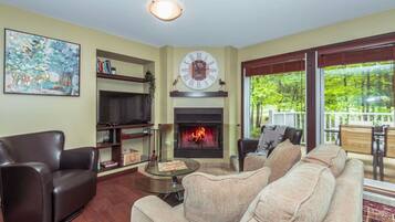 Una televisión, una chimenea