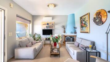 Smart-tv, een open haard, een tafeltennistafel en een stereo