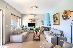 Smart TV, fireplace, table tennis, stereo - Sea View Modern Villa in South Rethymno with Private Pool and BBQ. (Rethymno)