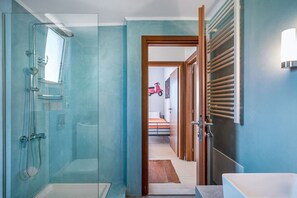 Combined shower/bathtub, eco-friendly toiletries, hair dryer, towels