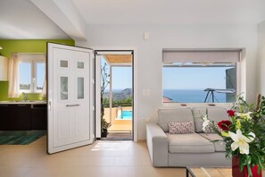 Smart TV, fireplace, table tennis, stereo