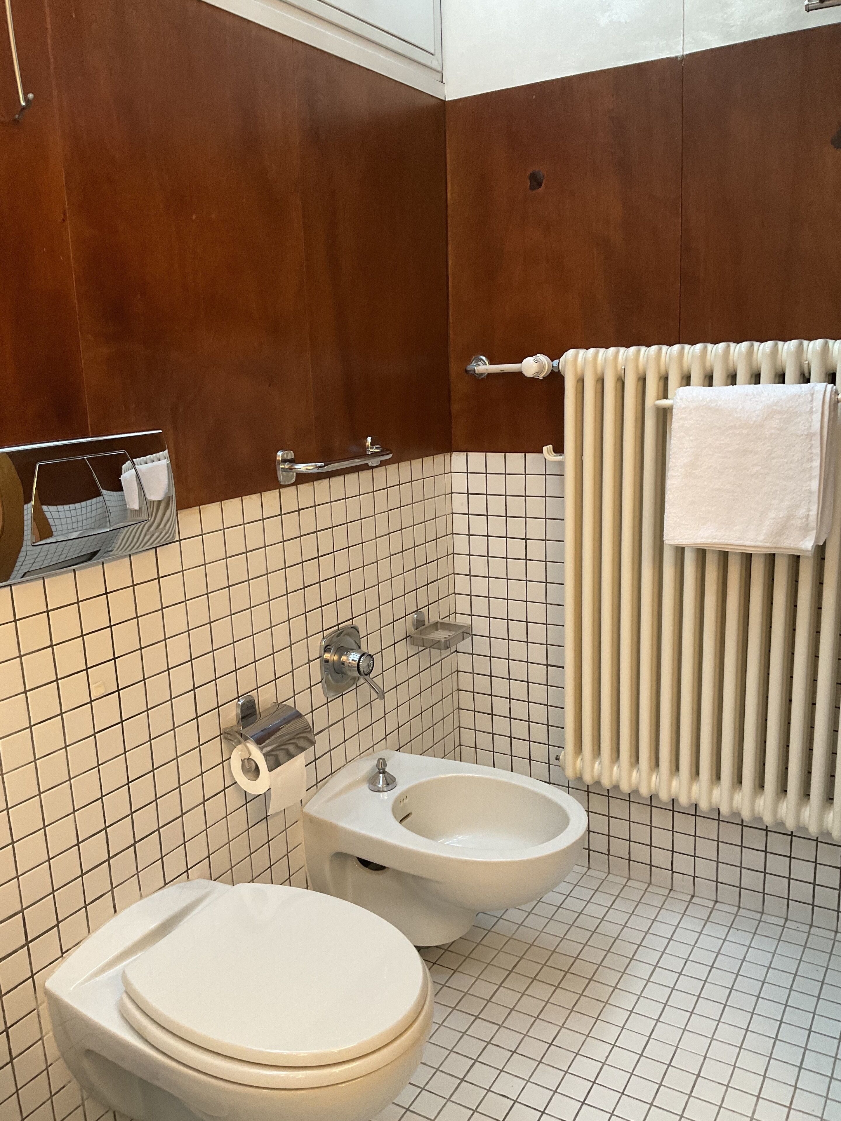 Un bany amb vàter, bidet i porta tovalloles.