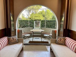 Deluxe Apartment | Living area