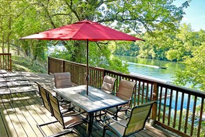 Outdoor dining - Lakefront Fishing Retreat | Private Dock, Kayaks, Hot Tub & Ping Pong | Min to Branson Landing (Hollister)