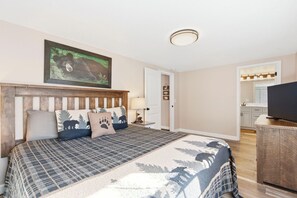 5 bedrooms, iron/ironing board, free WiFi, bed sheets - Lakefront Fishing Retreat | Private Dock, Kayaks, Hot Tub & Ping Pong | Min to Branson Landing (Hollister)