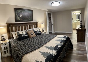 5 bedrooms, iron/ironing board, free WiFi, bed sheets - Beautiful Lakefront Home - Private Boat Dock & Hot Tub - 5 Min to Branson Landing! (Hollister)