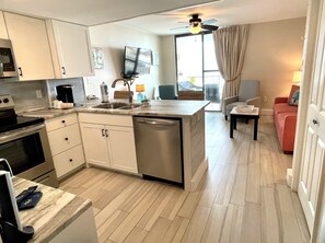 Kjøleskap, mikrobølgeovn, ovn og kokeplater