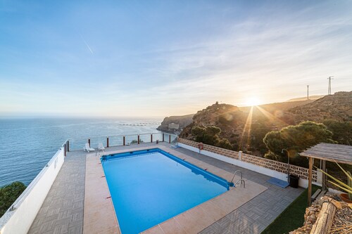 Espejo del Mar Apartment with Sea Views, Shared Pool, Wi-Fi, and Dog-Friendly