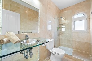 Een douche, handdoeken