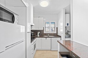 Køleskab, mikrobølgeovn, ovn, kogeplade