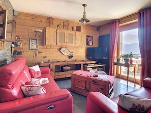 Televisie, een open haard, videospelletjes en een dvd-speler