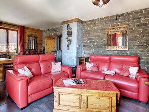 Televisie, een open haard, videospelletjes en een dvd-speler