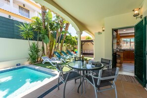 Outdoor dining - Villa with garden and heated pool/AC/pool table/Wi-fi (Quarteira)