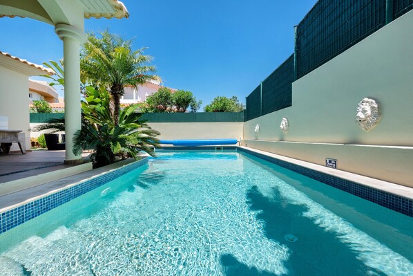 Outdoor pool, a heated pool - Villa with garden and heated pool/AC/pool table/Wi-fi (Quarteira)
