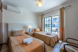 4 bedrooms, iron/ironing board, WiFi, bed sheets - Villa with garden and heated pool/AC/pool table/Wi-fi (Quarteira)