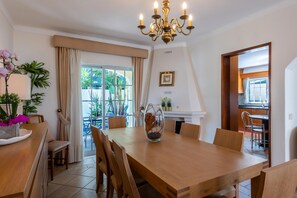 Dining - Villa with garden and heated pool/AC/pool table/Wi-fi (Quarteira)