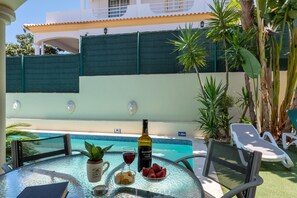 Outdoor dining - Villa with garden and heated pool/AC/pool table/Wi-fi (Quarteira)