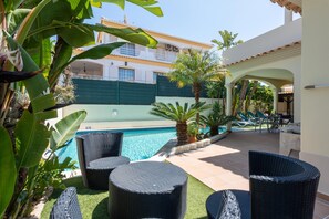 Outdoor pool, a heated pool - Villa with garden and heated pool/AC/pool table/Wi-fi (Quarteira)