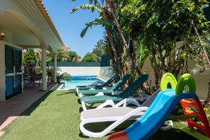 Outdoor pool, a heated pool - Villa with garden and heated pool/AC/pool table/Wi-fi (Quarteira)