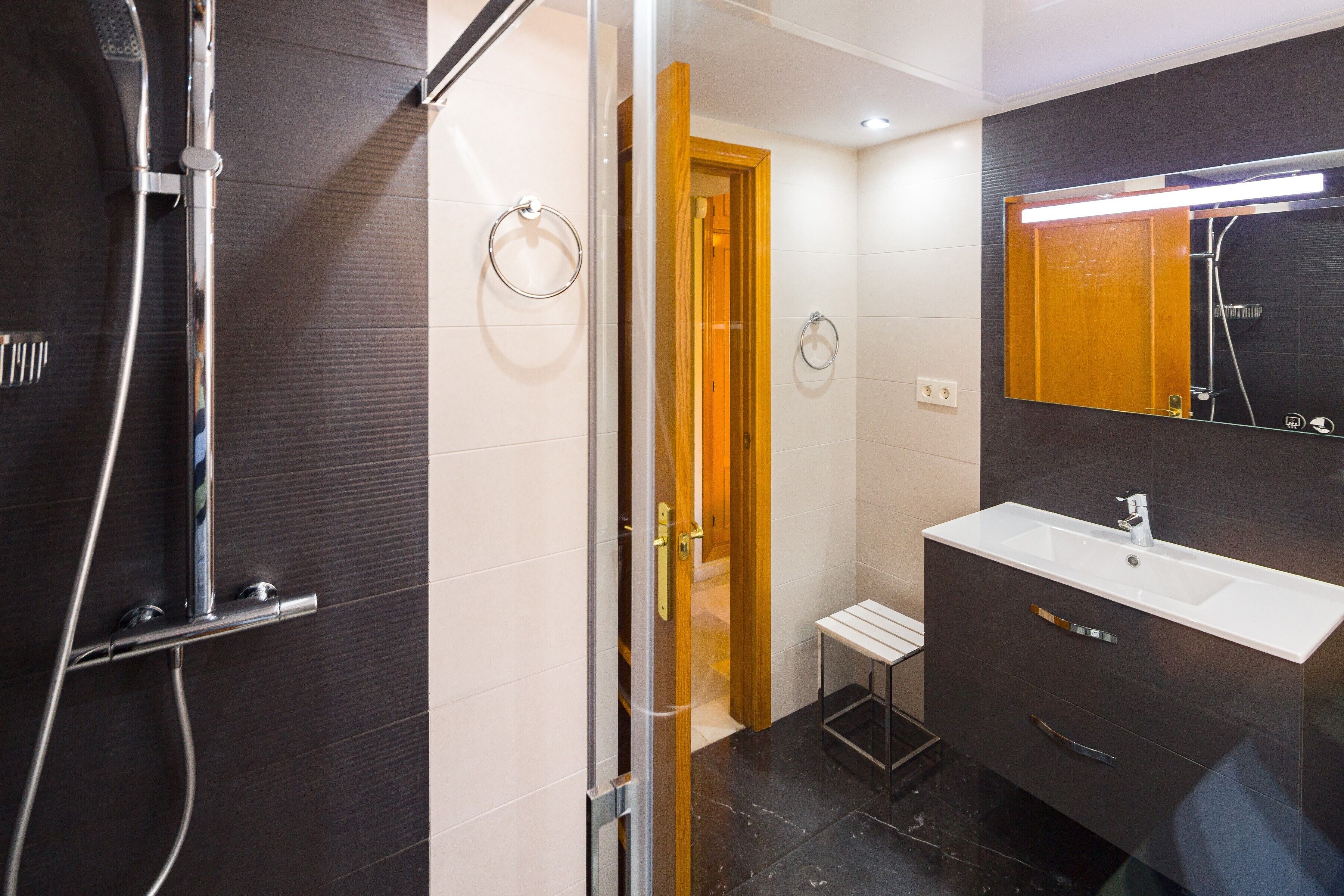 Een douche, een haardroger, handdoeken