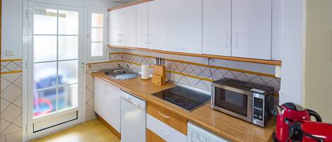 Fridge, microwave, stovetop, dishwasher