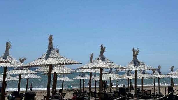 A beach with thatched umbrellas and beach chairs. - Holiday Home La Reserva de Alvarito with Pool, Garden, Terrace & Wi-Fi (Marbella)