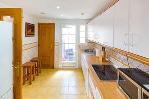 Refrigerador, microondas, placa de cocina, lavavajillas