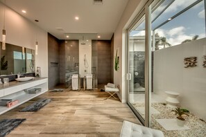Badewanne, Haartrockner, Handtücher, Seife