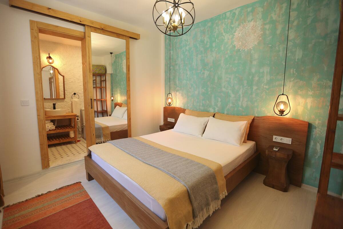 Deluxe Room | Premium bedding, WiFi (free), bed sheets