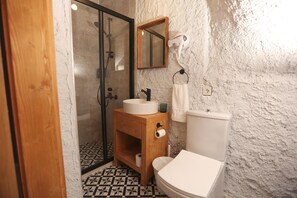 Deluxe Room | Bathroom | Shower, free toiletries, hair dryer, towels - Sakız Kızı Alaçatı (Cesme)