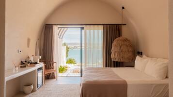 Camera Junior, 1 camera da letto, piscina privata, vista mare | Minibar, una cassaforte in camera, una scrivania, postazione laptop